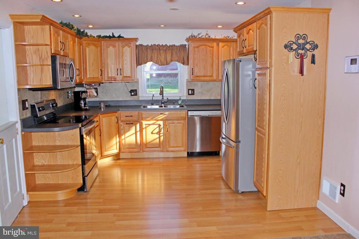 321 Dahlia Road Lancaster, PA 17602 - Photo 8 of 25 Gallery Image 8