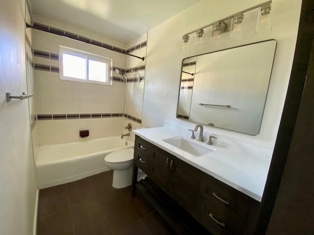6002 Effingham Drive Houston, TX 77035 - Photo 13 of 22 a bathroom with a double vanity sink toilet mirror and bathtub