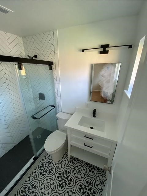 6002 Effingham Drive Houston, TX 77035 - Photo 20 of 22 a bathroom with a sink toilet and a mirror