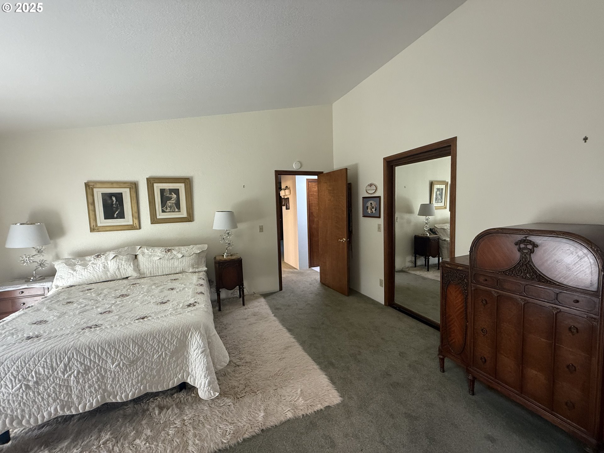 2462 Senate Way Medford, OR 97504 - Photo 13 of 36