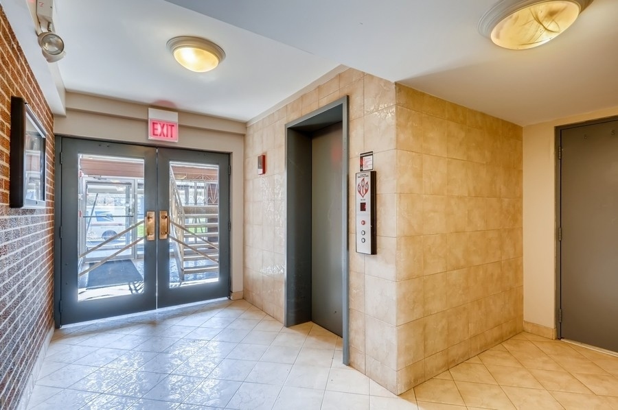 2206 South Goebbert Road, Unit 409 Arlington Heights, IL 60005 - Photo 2 of 10 a view of a hallway with bathroom