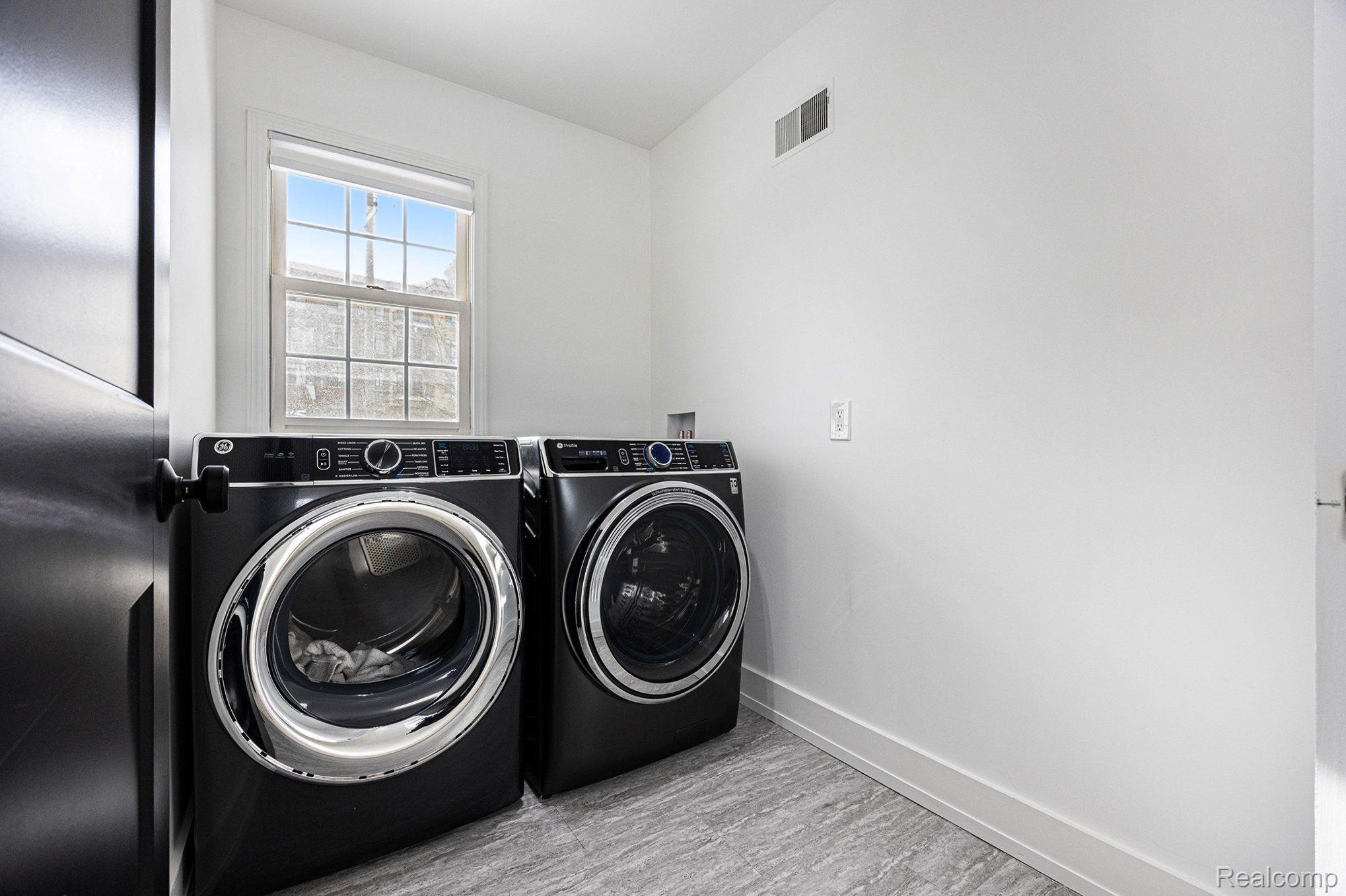 1006 Pointe Pl Boulevard Rochester, MI 48307 - Photo 23 of 33 Second Floor Laundry Room.