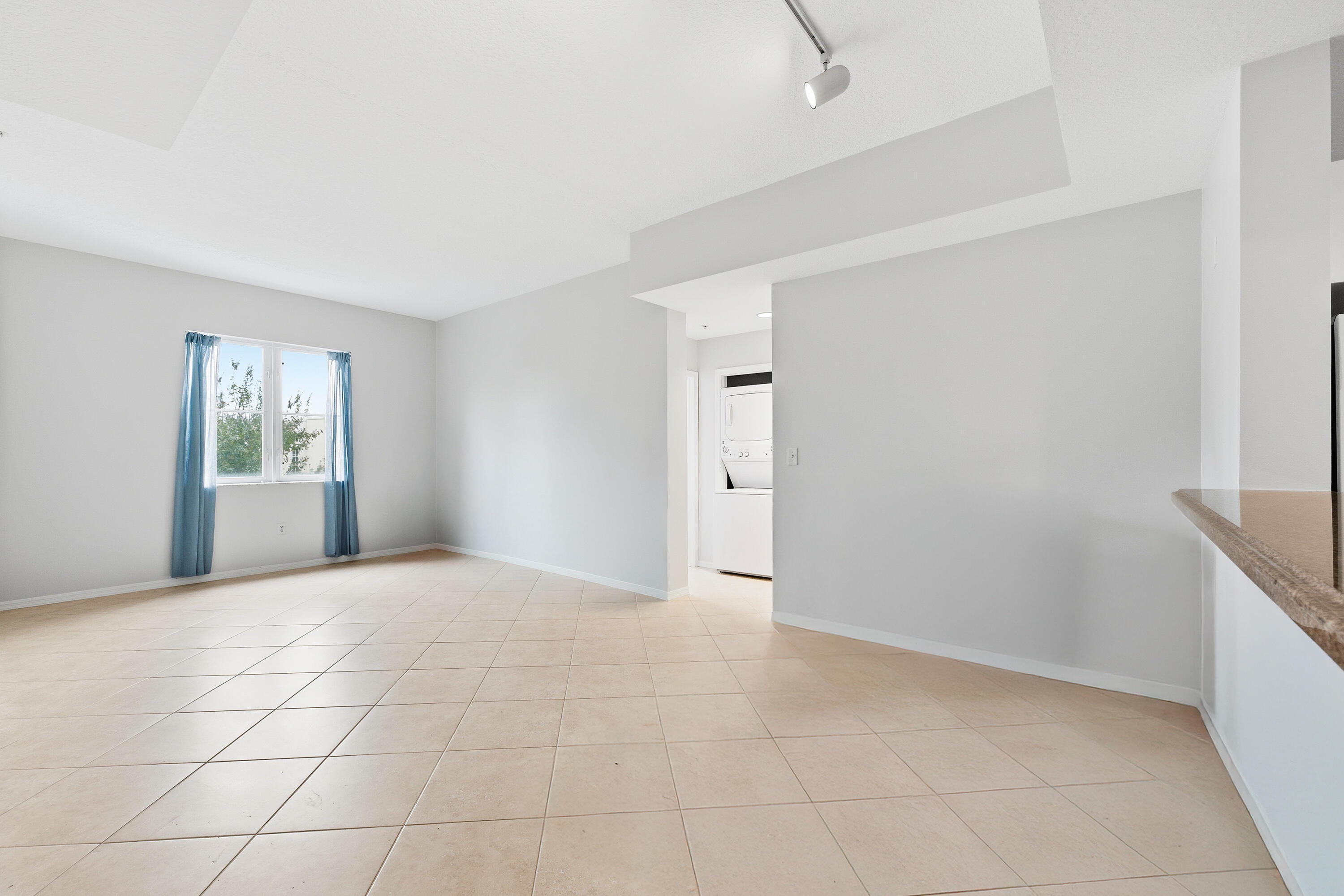 1209 Main Street, Unit 301 Jupiter, FL 33458 - Photo 4 of 22 Living rm