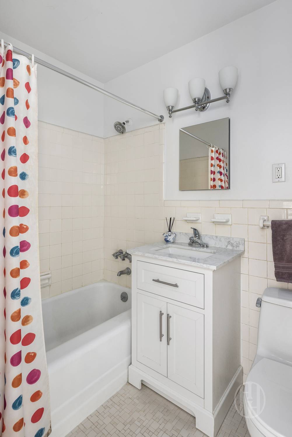400 East 85th Street, Unit 4G Manhattan, NY 10028 - Photo 3 of 7 a bathroom with a sink toilet vanity and bathtub