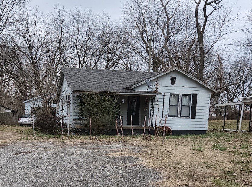 a view of a house with a yard