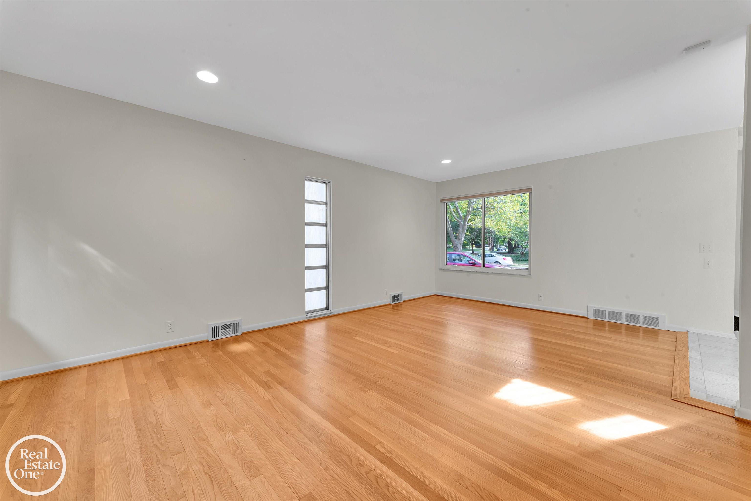 459 Washington Road Grosse Pointe, MI 48230 - Photo 7 of 44 50191414-a71f5e69-5387-487f-91ad-d443aff27dee.JPG