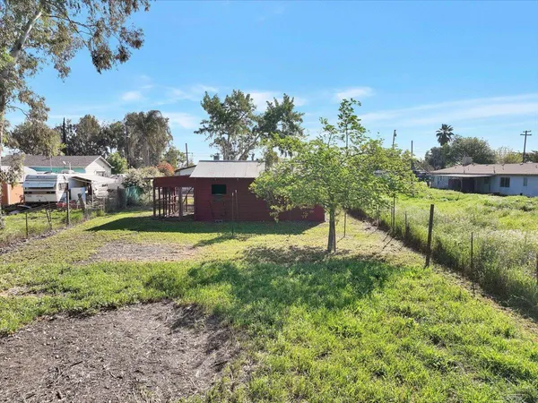 a view of yard with green space