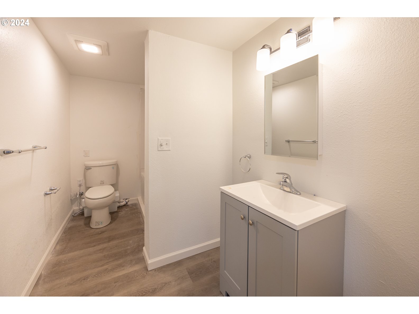415 Southwest 7th Street Pendleton, OR 97801 - Photo 39 of 40 a bathroom with a toilet a sink a mirror and a