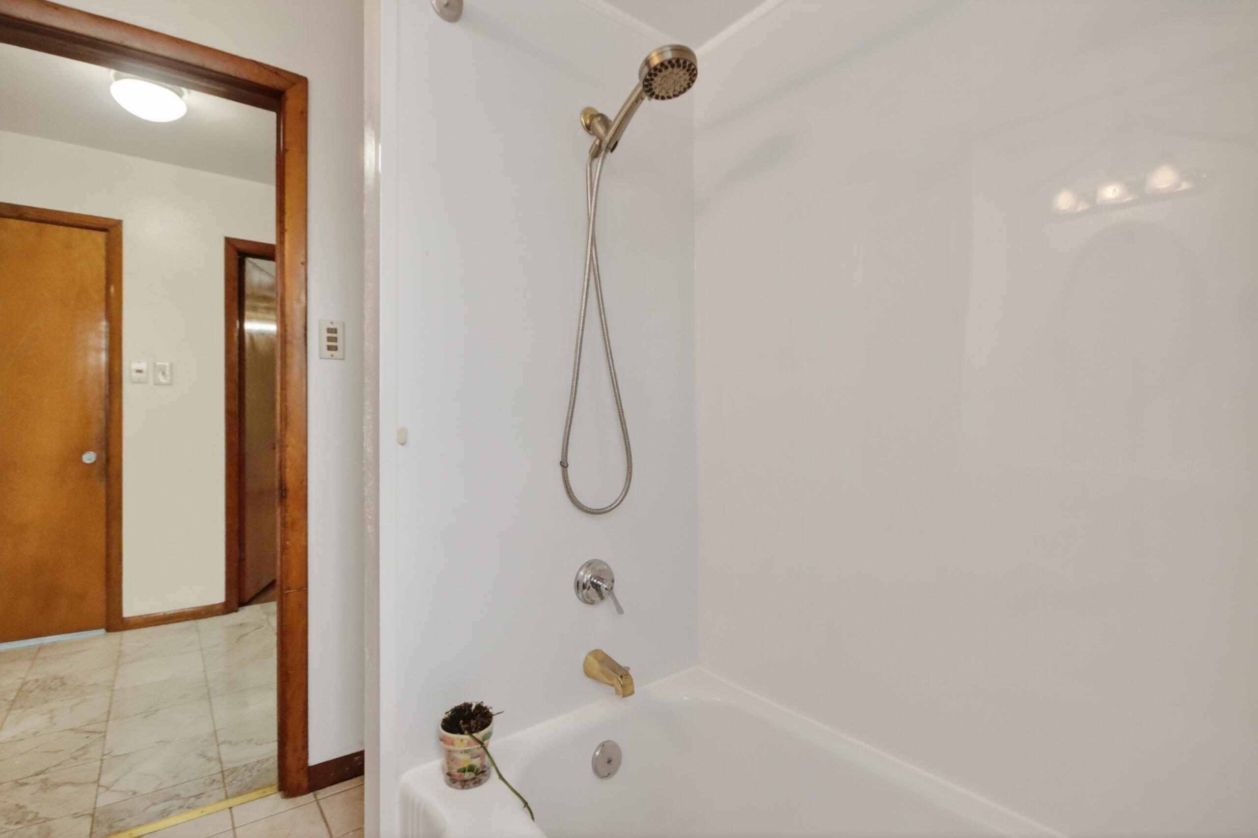 4076 North 90th Street Milwaukee, WI 53222 - Photo 23 of 50 4076 N 90th St - Bathroom 1 View 3
