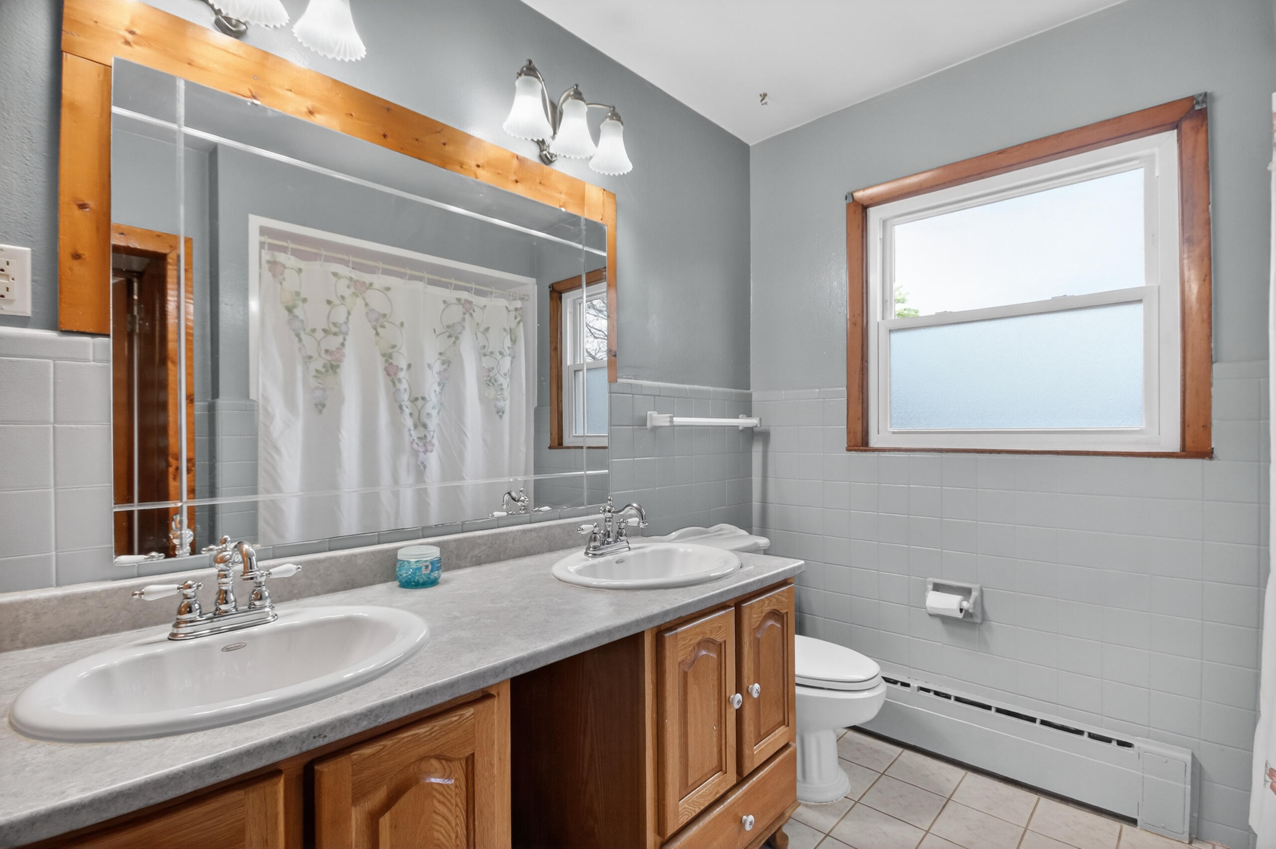 4076 North 90th Street Milwaukee, WI 53222 - Photo 37 of 50 4076 N 90th St - Bathroom 2 V1