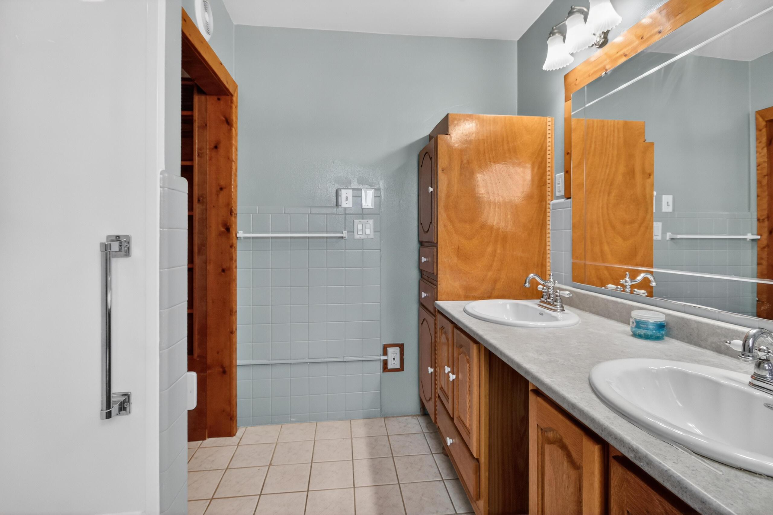 4076 North 90th Street Milwaukee, WI 53222 - Photo 38 of 50 4076 N 90th St - Bathroom 2 V1