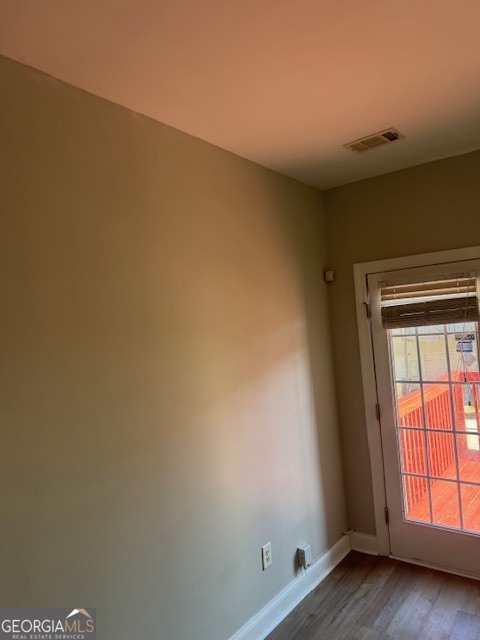 9052 Bayross Cir Point Atlanta, GA 30344 - Photo 5 of 34
