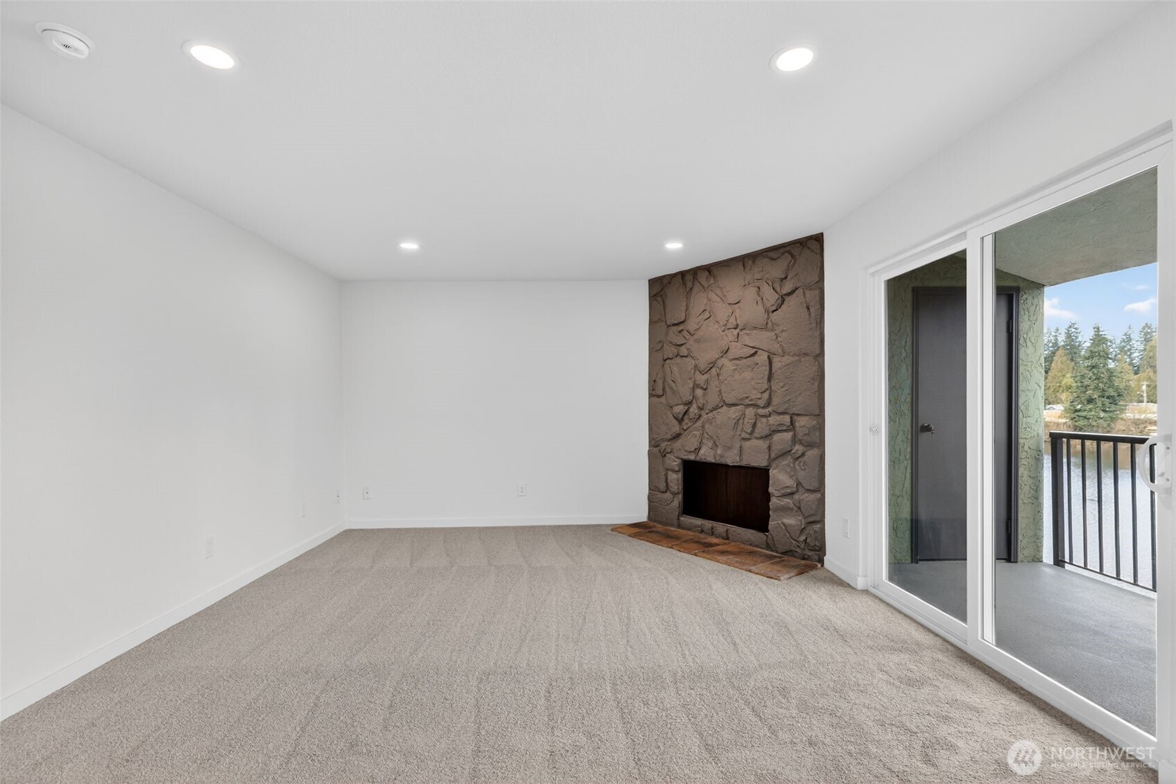 615 75th Street Southeast, Unit C53 Everett, WA 98203 - Photo 9 of 20 an empty room with fireplace