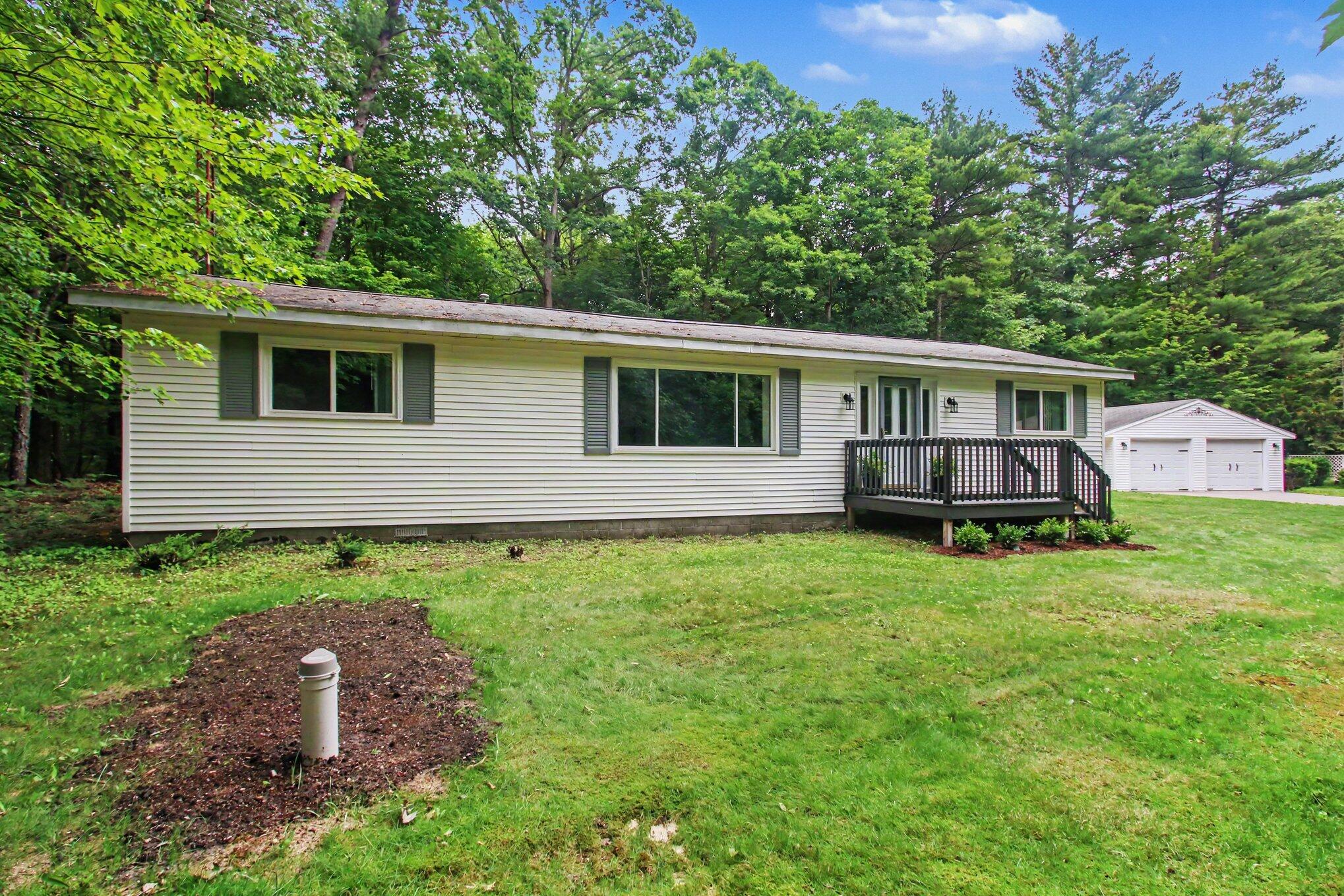 850 West Michillinda Road Muskegon, MI 49445 - Photo 2 of 18 Front of Home and Garage