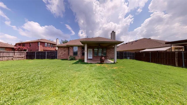 a view of a house with a backyard