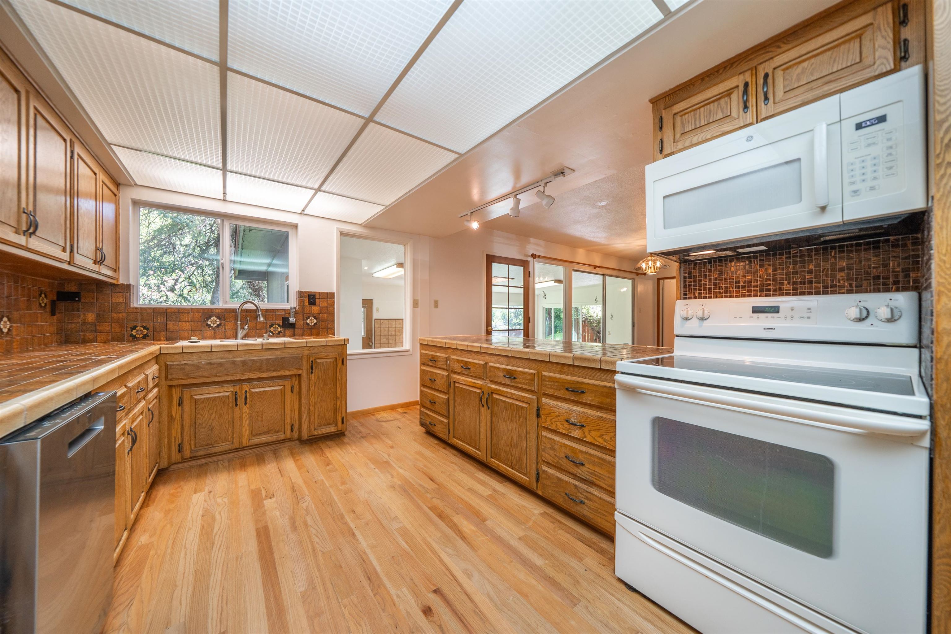 3081 Henderson Road Redding, CA 96002 - Photo 10 of 38