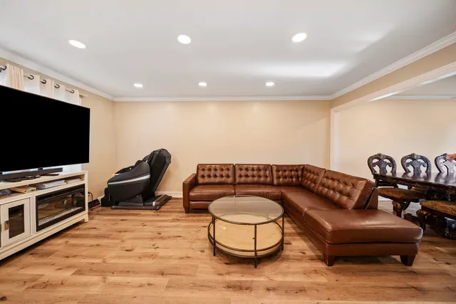 $423,700 | 312 Dancing Water Court, Carol Stream, IL 60188