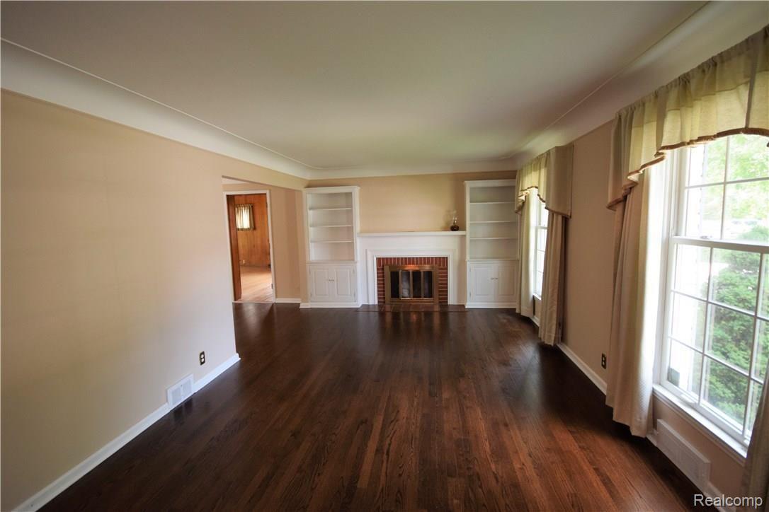 403 Roland Court Grosse Pointe, MI 48236 - Photo 3 of 22 DSC_0156.jpg