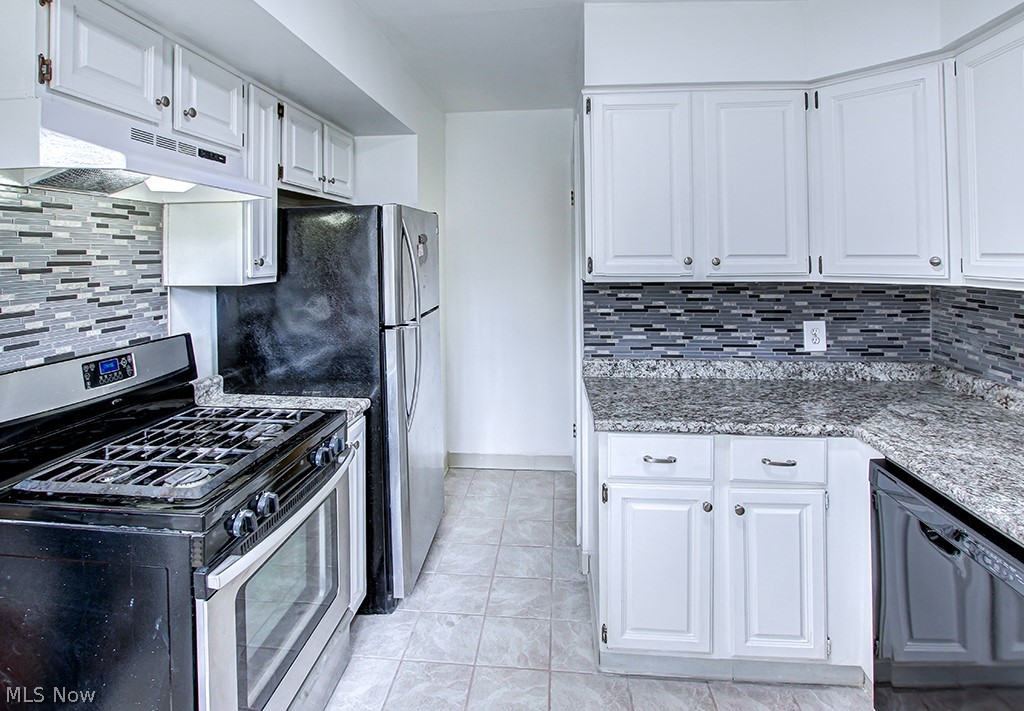 4072 Lambert Road Cleveland, OH 44121 - Photo 16 of 35