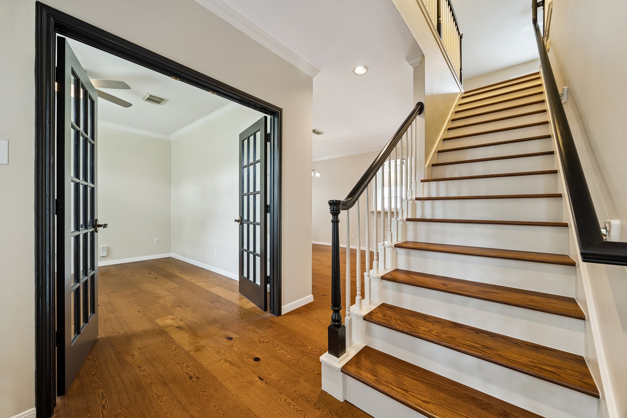 816 Anderson Street Bellaire, TX 77401 - Photo 2 of 45 Entry