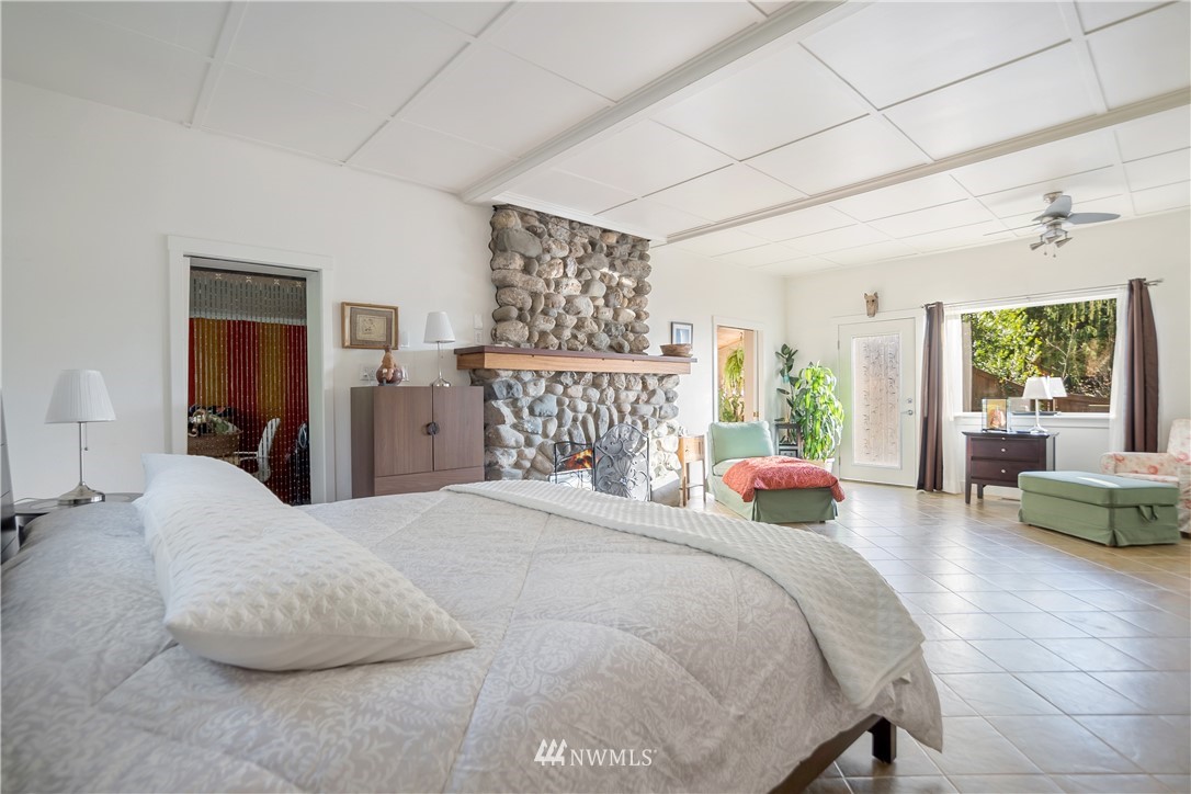 731 Woodmont Beach Road South Des Moines, WA 98198 - Photo 22 of 40 a bedroom with a bed and a couch