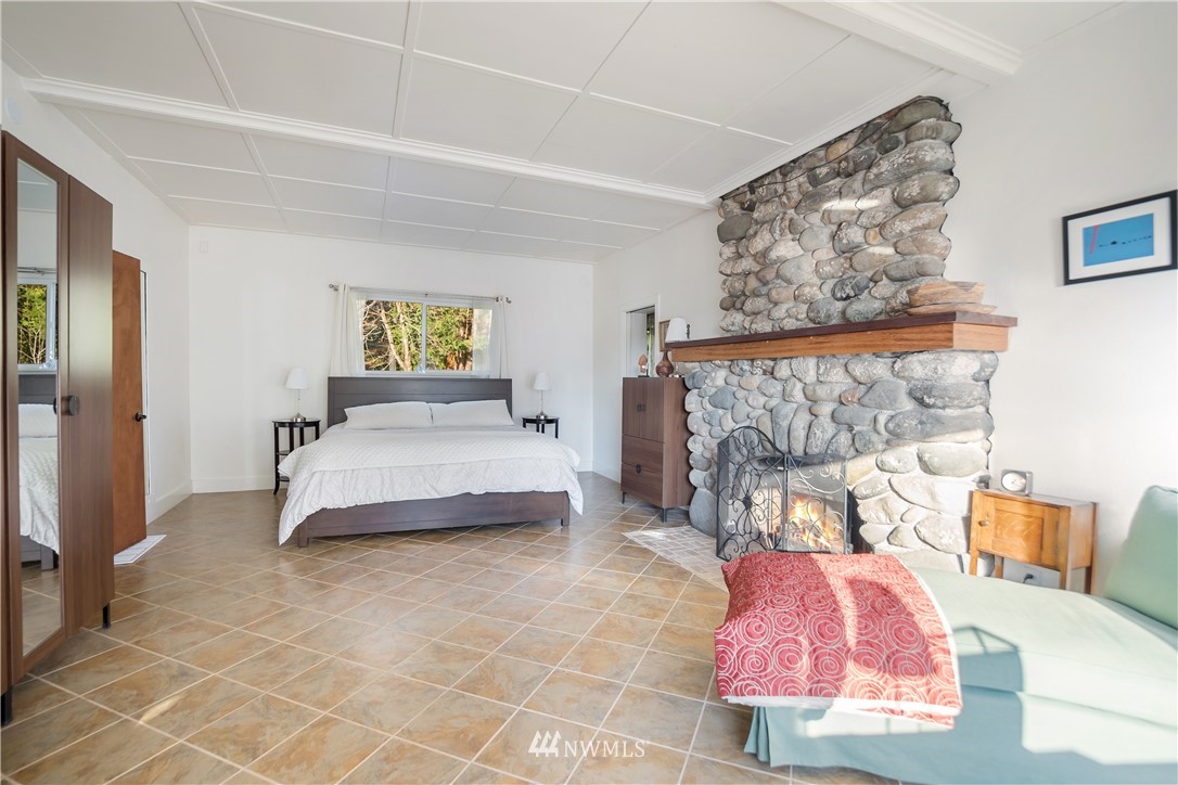 731 Woodmont Beach Road South Des Moines, WA 98198 - Photo 23 of 40 a bedroom with a bed and a couch