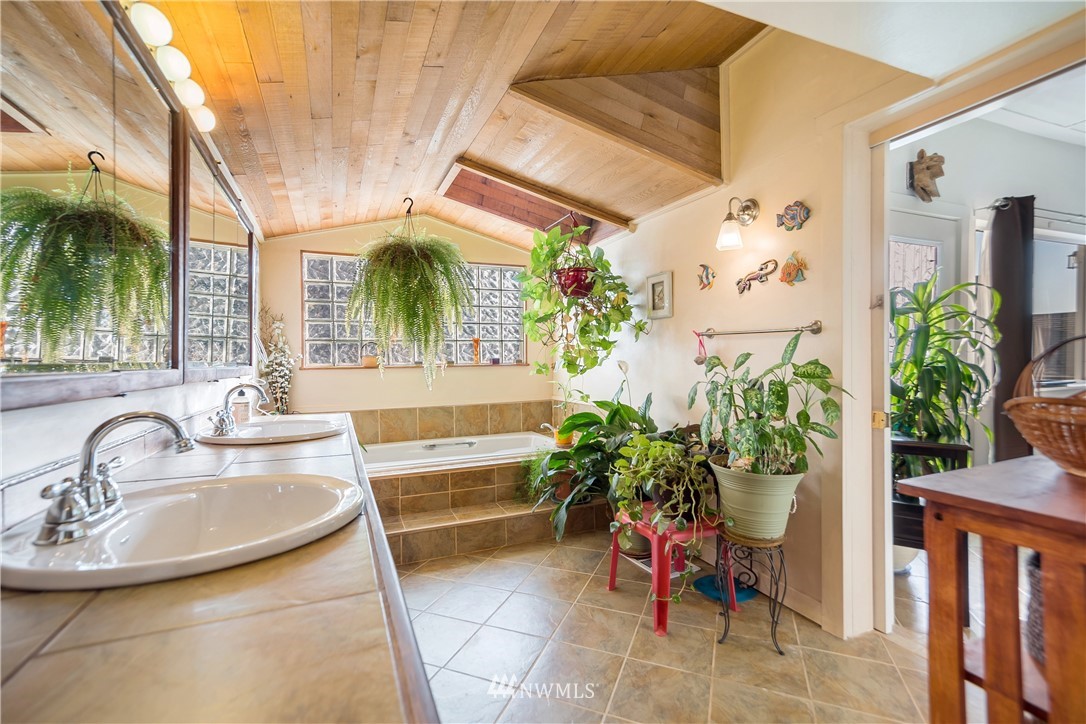 731 Woodmont Beach Road South Des Moines, WA 98198 - Photo 24 of 40 a bathroom with a sink and mirror