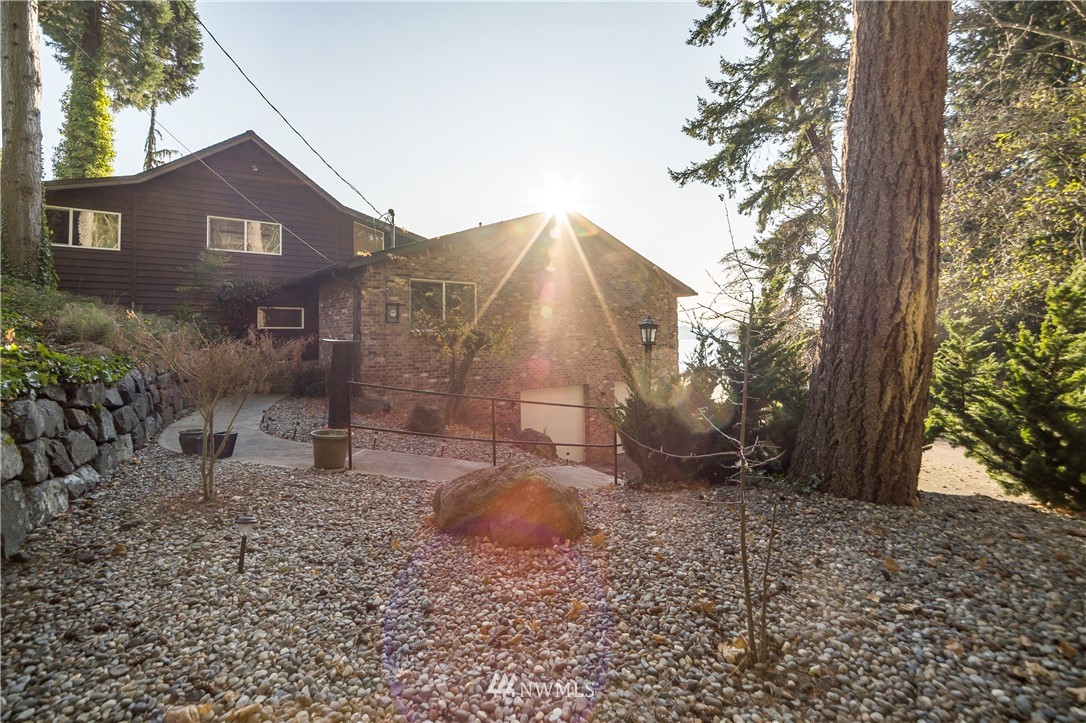 731 Woodmont Beach Road South Des Moines, WA 98198 - Photo 33 of 40 a backyard of a house with table and chairs