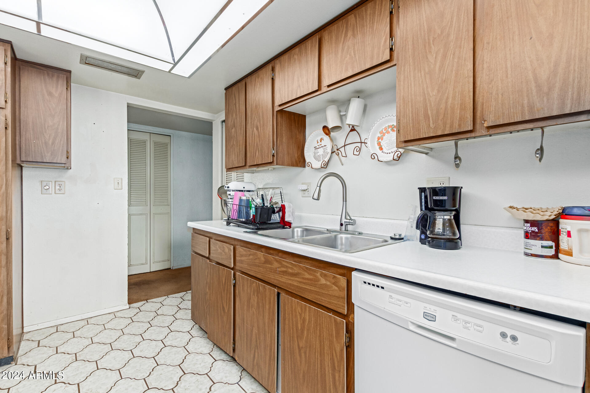 3102 West Hearn Road Phoenix, AZ 85053 - Photo 11 of 18 Kitchen