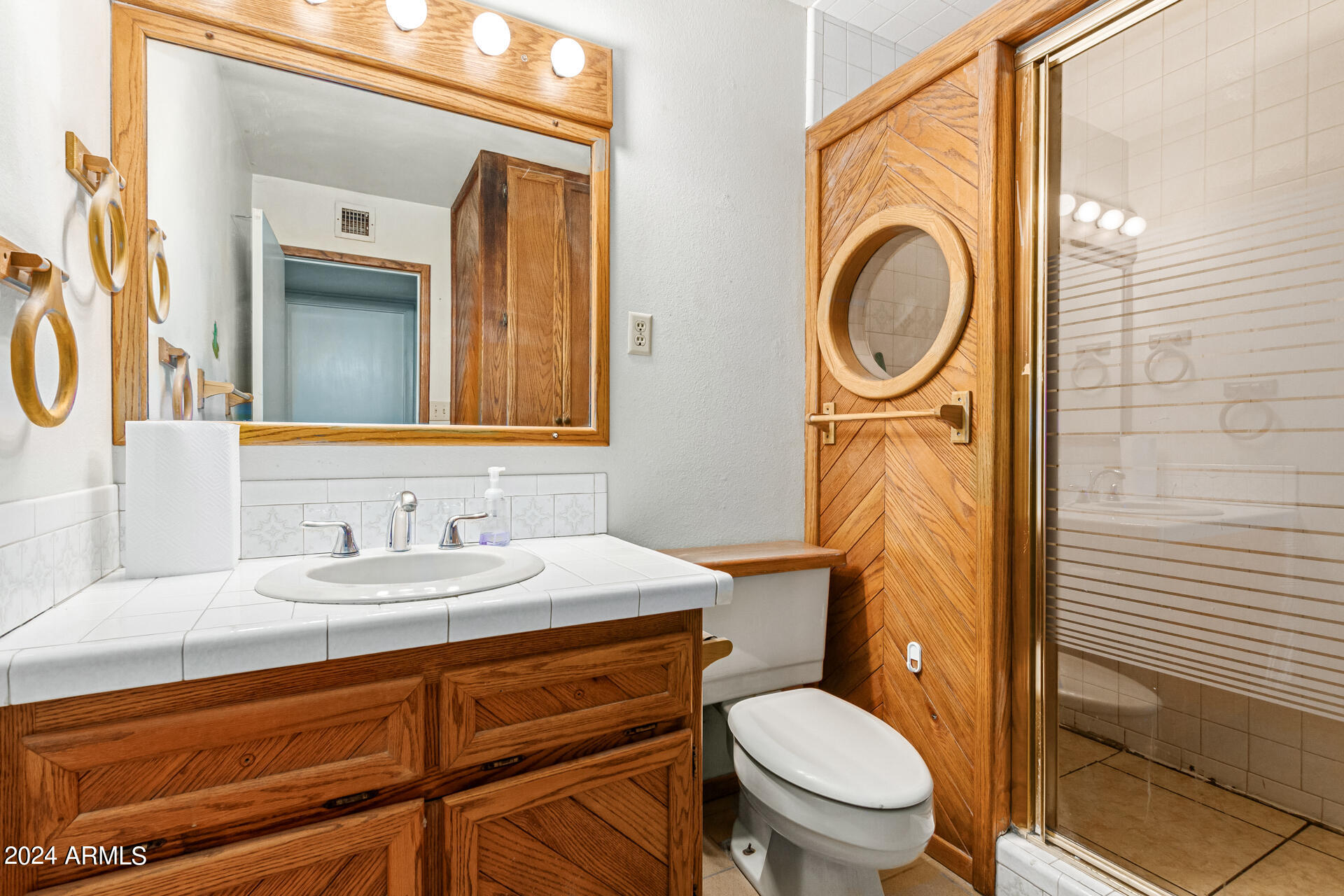 3102 West Hearn Road Phoenix, AZ 85053 - Photo 15 of 18 Bathroom 2