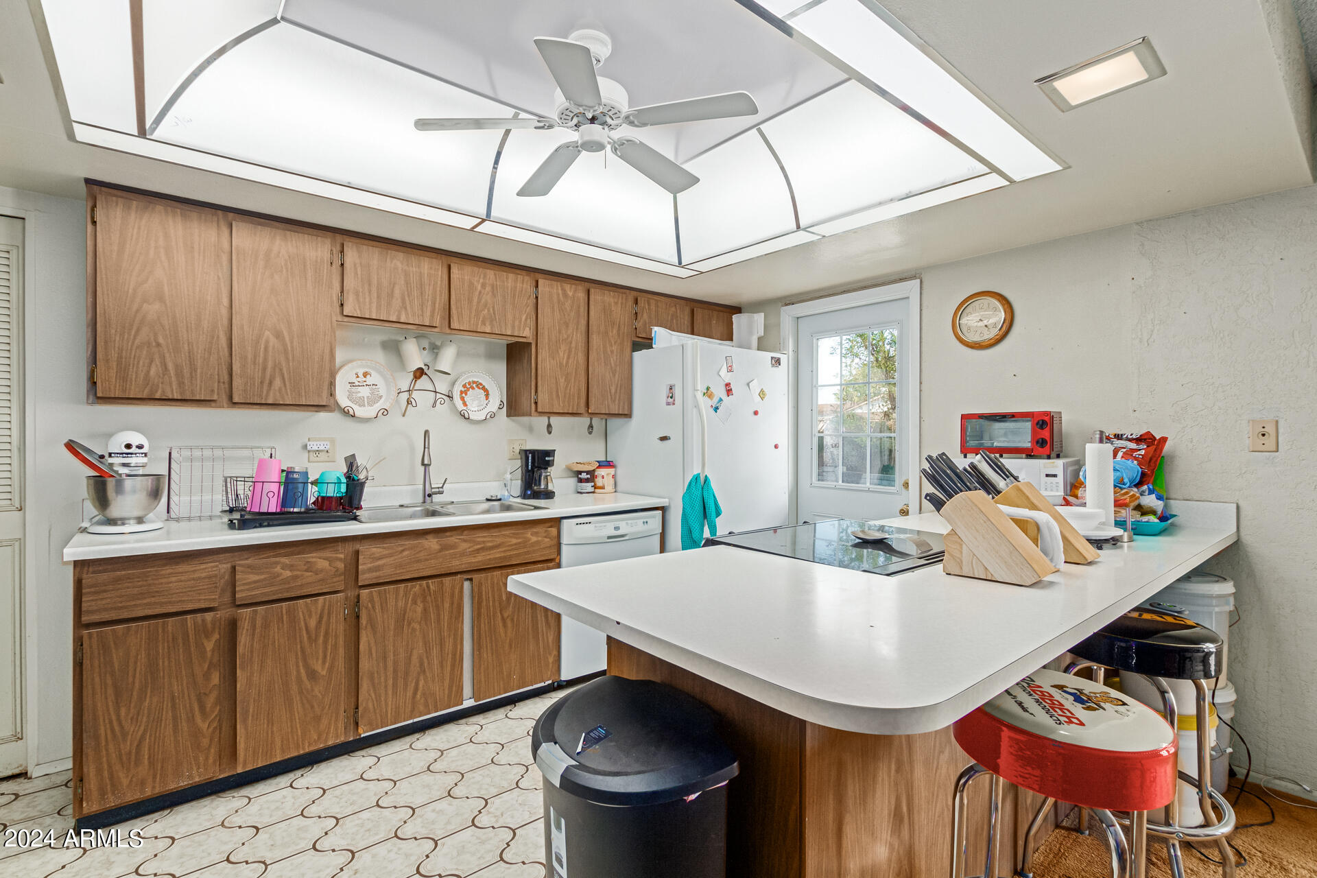3102 West Hearn Road Phoenix, AZ 85053 - Photo 9 of 18 Kitchen