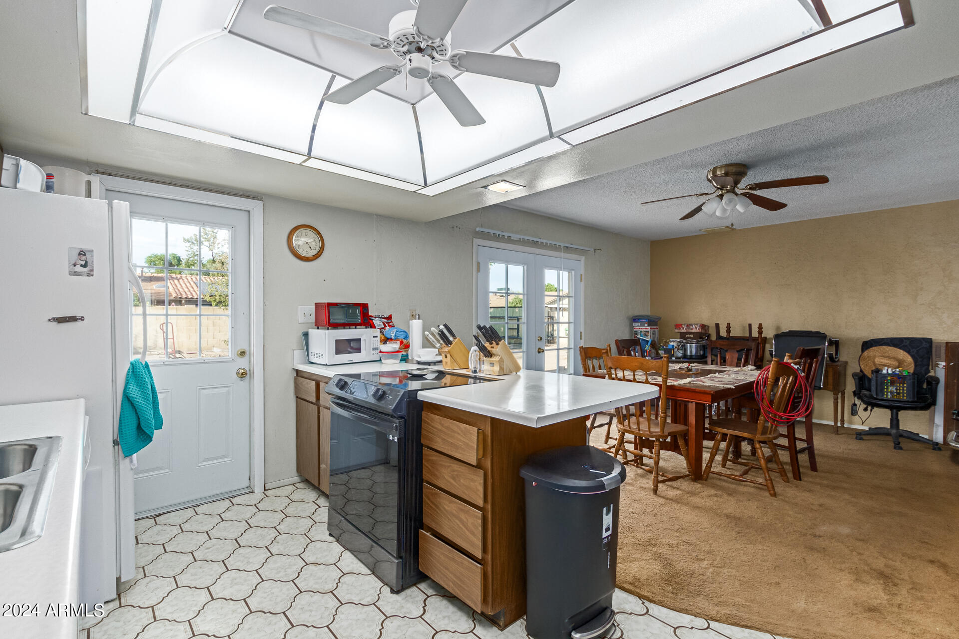 3102 West Hearn Road Phoenix, AZ 85053 - Photo 10 of 18 Kitchen