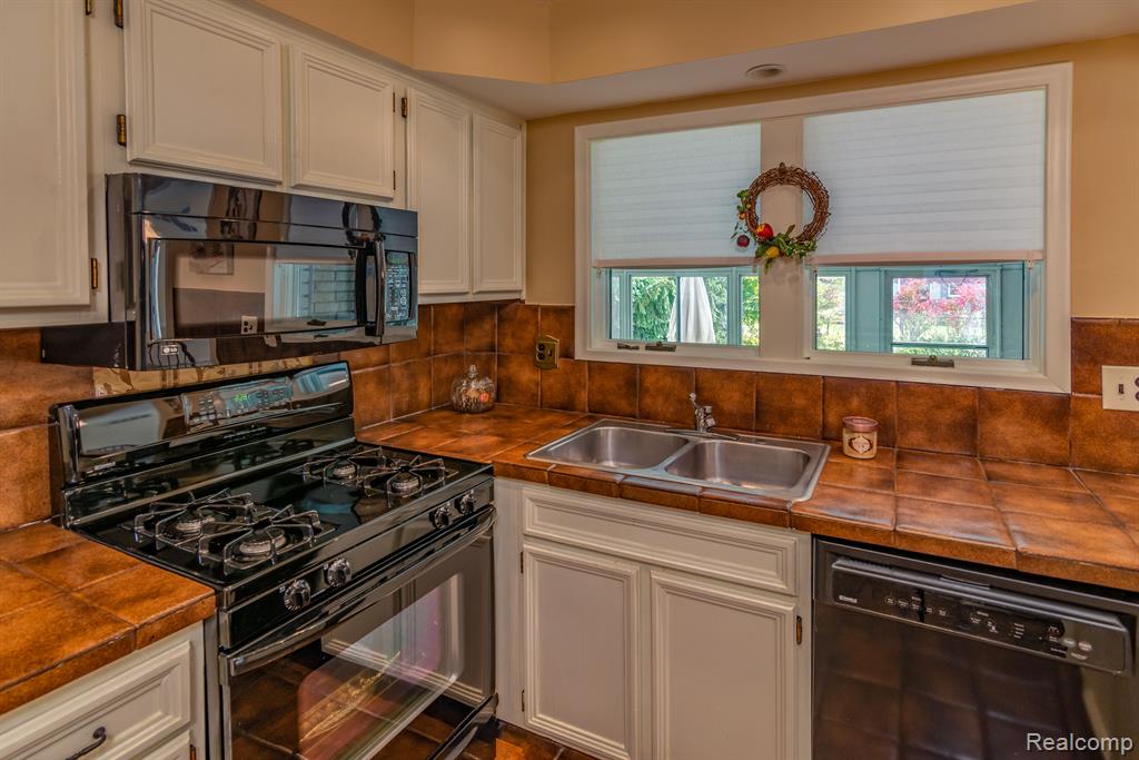 43133 Arlington Road Canton, MI 48187 - Photo 12 of 37