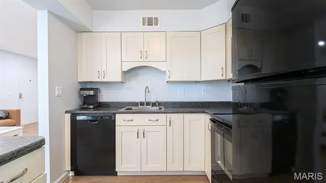 $114,900 | 1669 Mayenne Court, Unit B, St. Louis, MO 63125