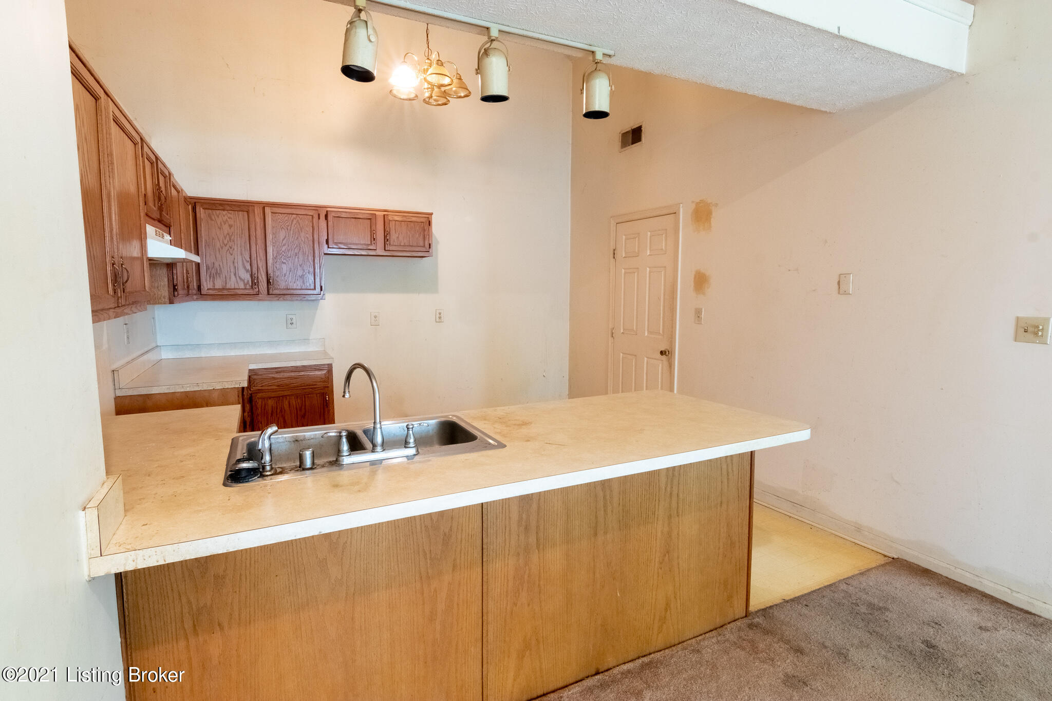 4610 Beechbrook Road Louisville, KY 40218 - Photo 7 of 21 4610 Beechbrook Rd
