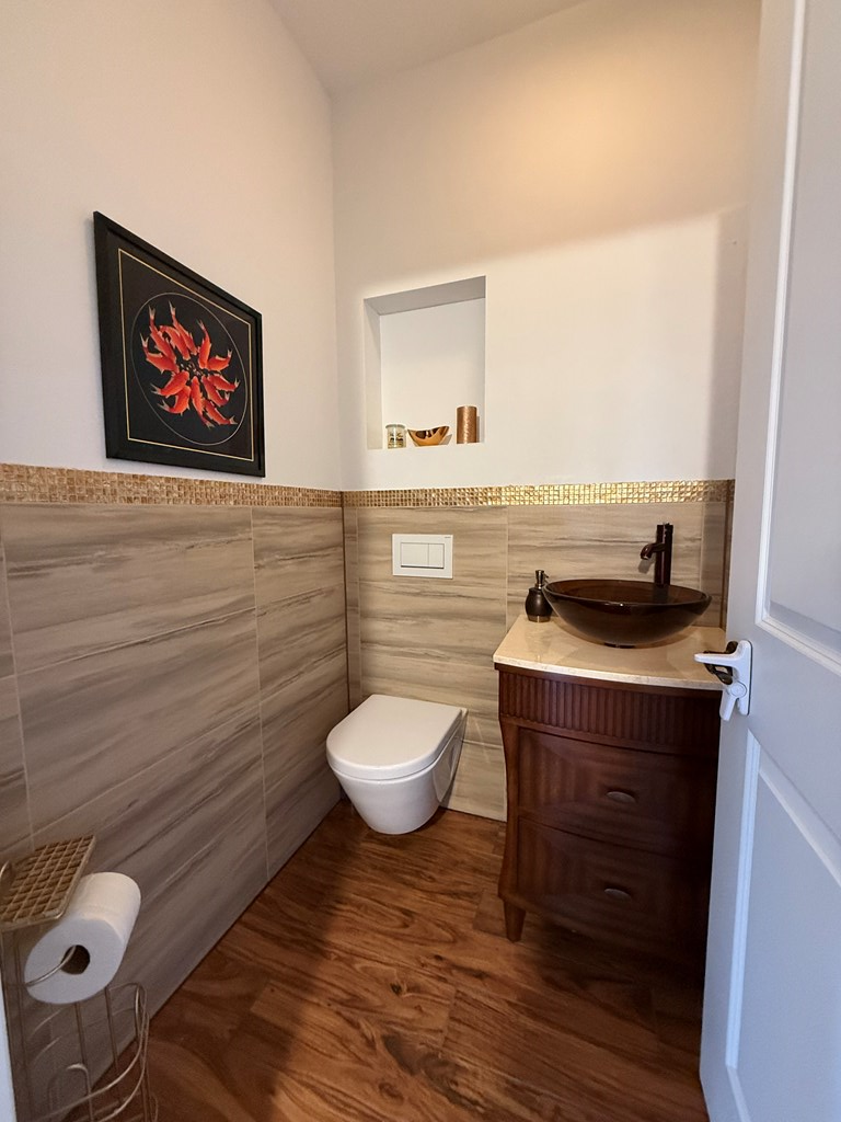 150 Dowling Road West Ingram, TX 78025 - Photo 18 of 33 a bathroom with a toilet a sink and mirror