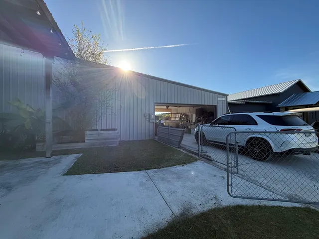 a view of a backyard