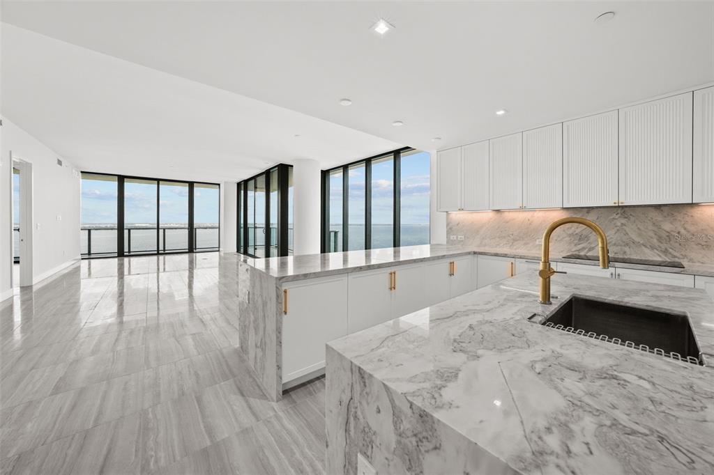 3101 Bayshore Boulevard, Unit 2004 Tampa, FL 33629 - Photo 10 of 64 a spacious bathroom with a sink a mirror and bathtub