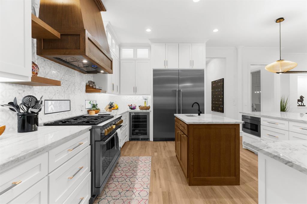 1307 Silverlake Road McKinney, TX 75072 - Photo 10 of 33 a kitchen with stainless steel appliances granite countertop a sink stove and refrigerator