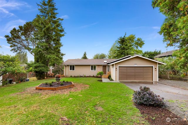 a view of a house with a yard