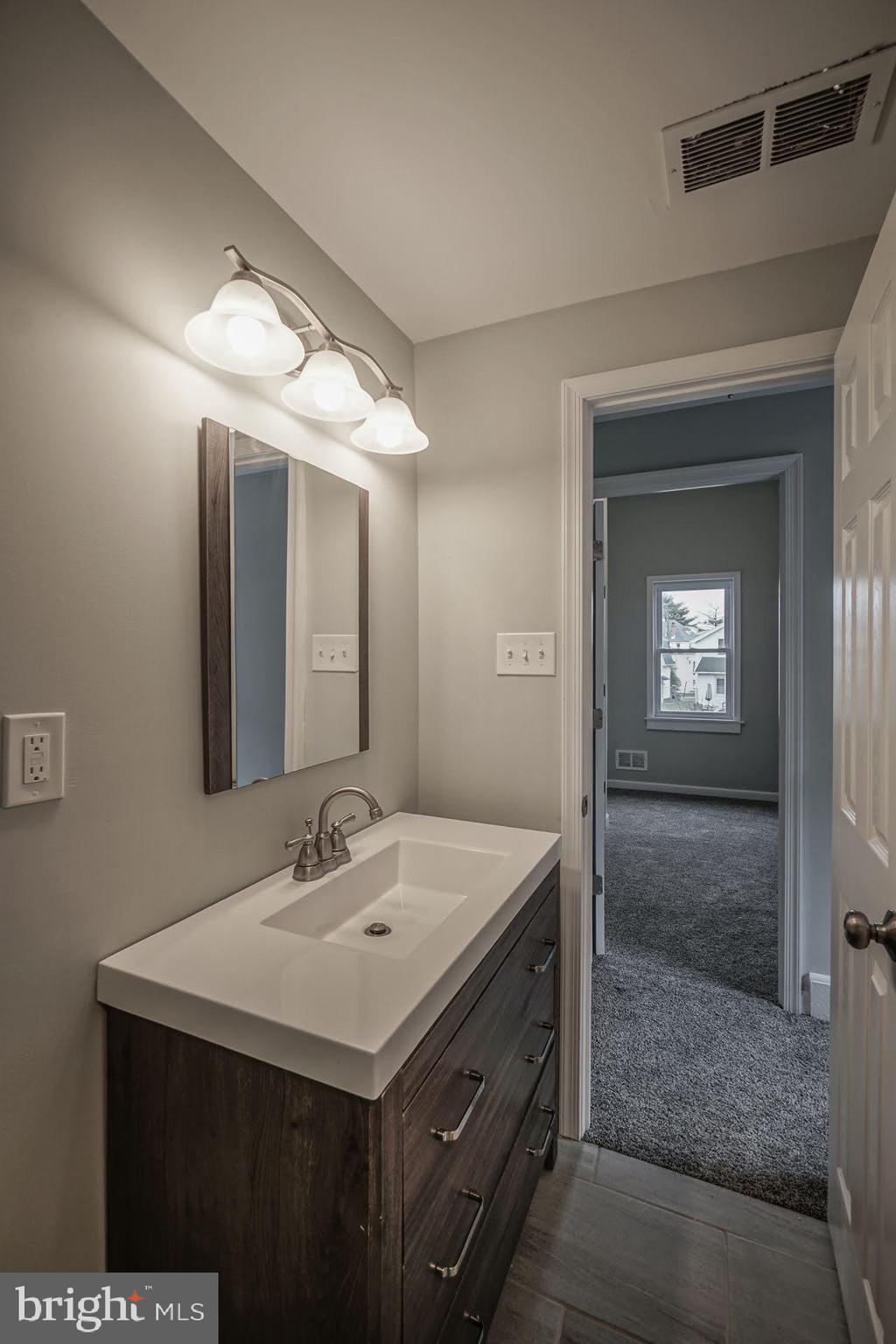 11 West Elbon Road Brookhaven, PA 19015 - Photo 24 of 29 High end finishes throughout!