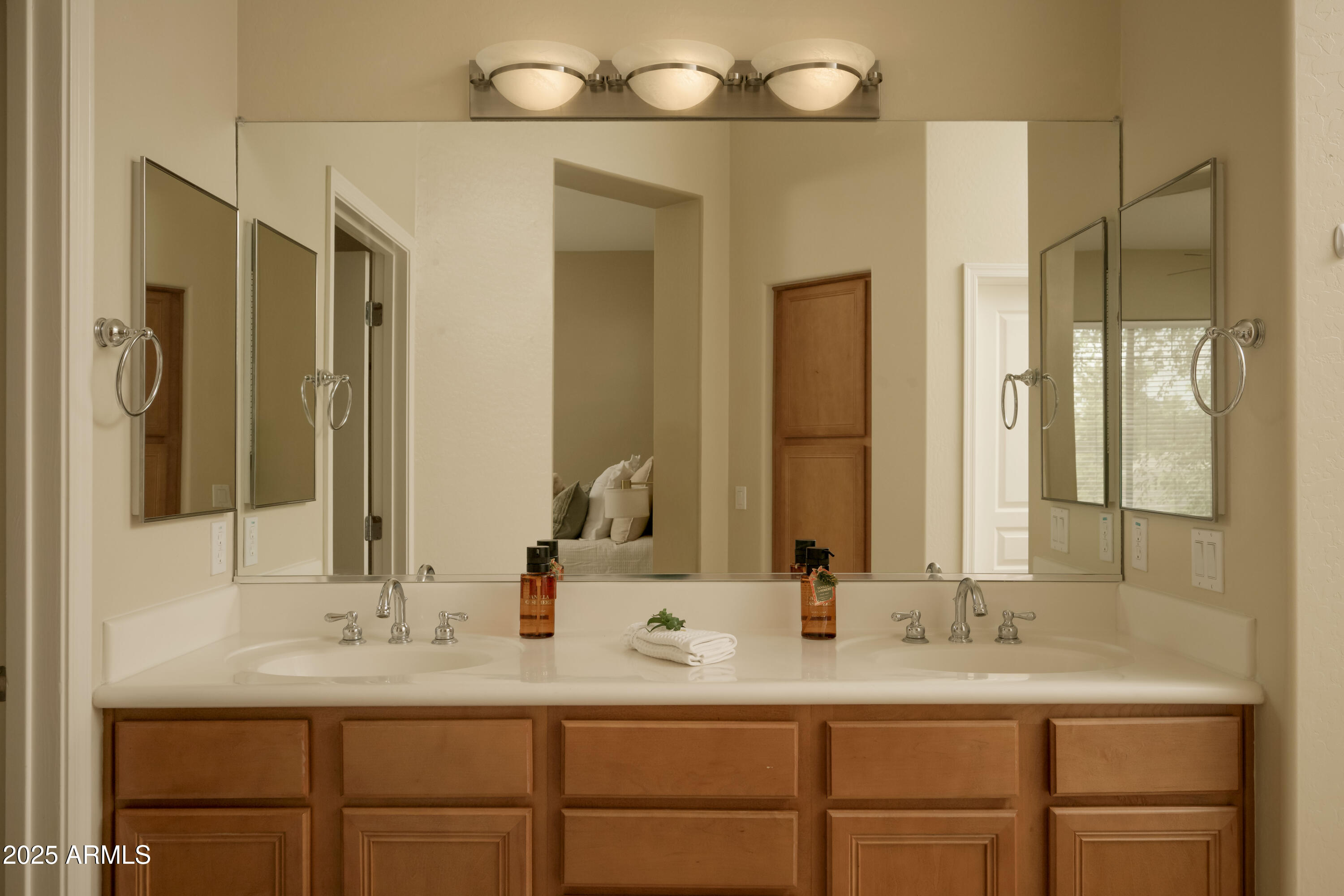 2989 North 44th Street, Unit 2007 Phoenix, AZ 85018 - Photo 14 of 29 Primary Bathroom 1