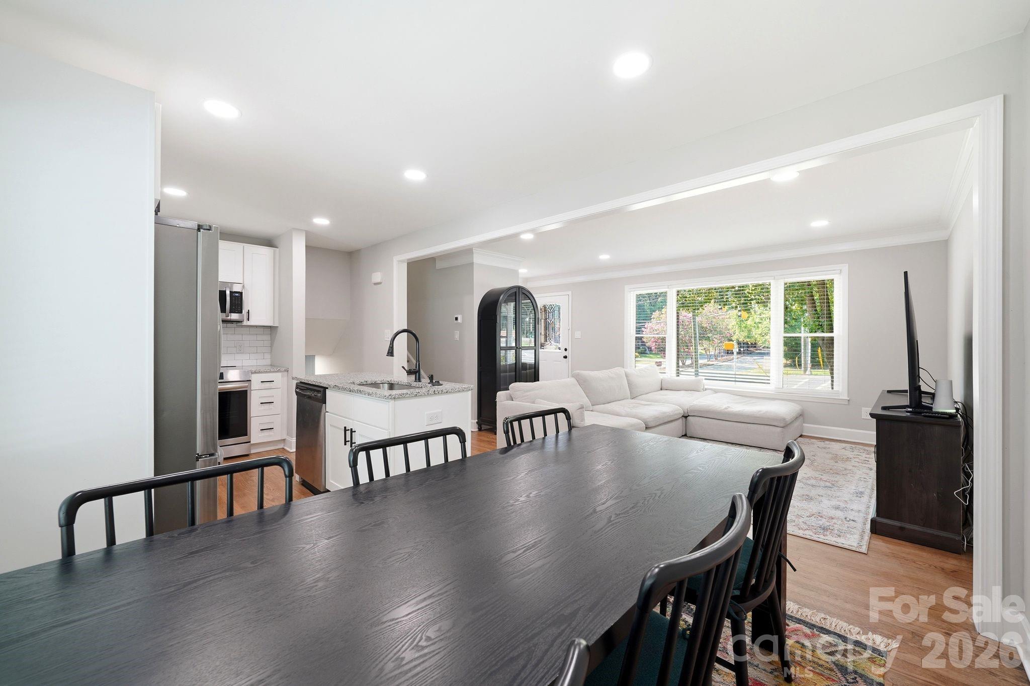 7552 Idlewild Road Charlotte, NC 28212 - Photo 33 of 40 a dining room with furniture and window