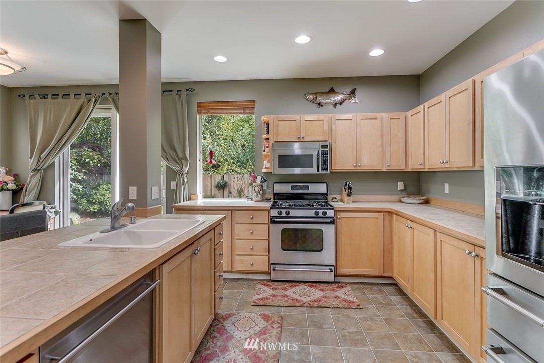 27917 Maple Ridge Way Southeast Maple Valley, WA 98038 - Photo 9 of 25 Gallery Image 9