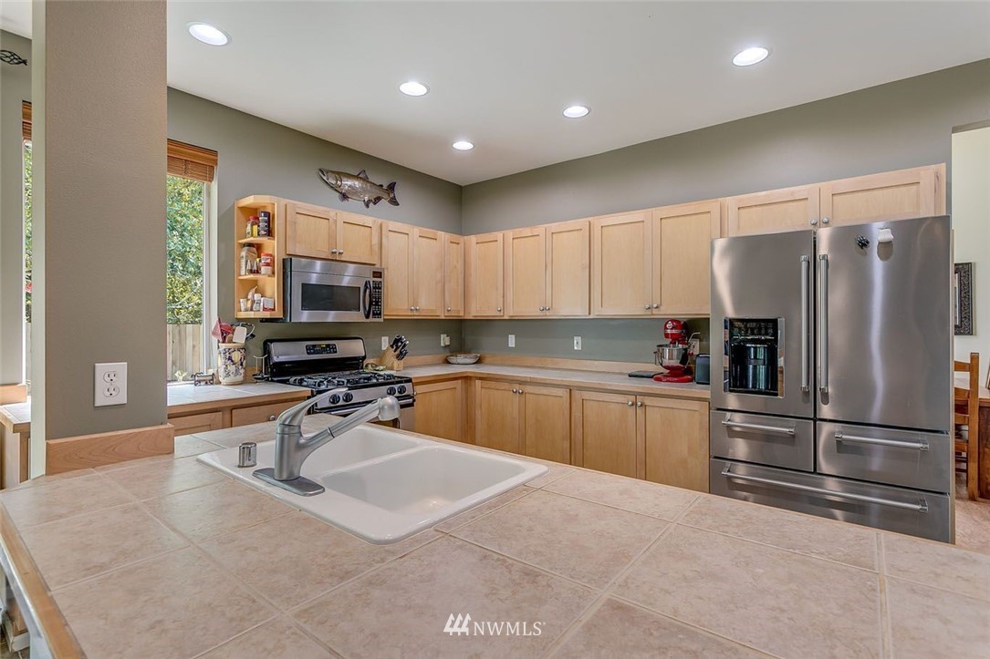 27917 Maple Ridge Way Southeast Maple Valley, WA 98038 - Photo 10 of 25 Gallery Image 10