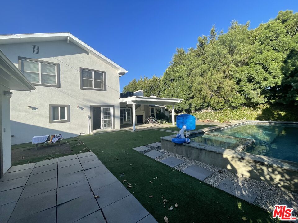 9500 Cresta Drive Los Angeles, CA 90035 - Photo 11 of 13 a front view of a house with a garden