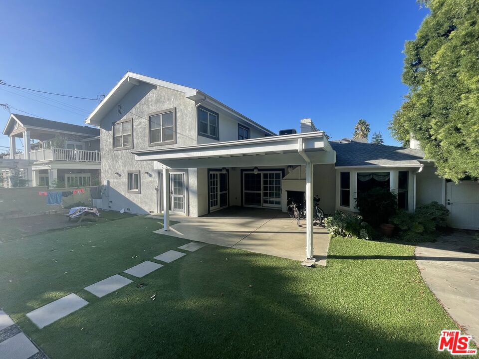 9500 Cresta Drive Los Angeles, CA 90035 - Photo 13 of 13 a front view of a house with a yard