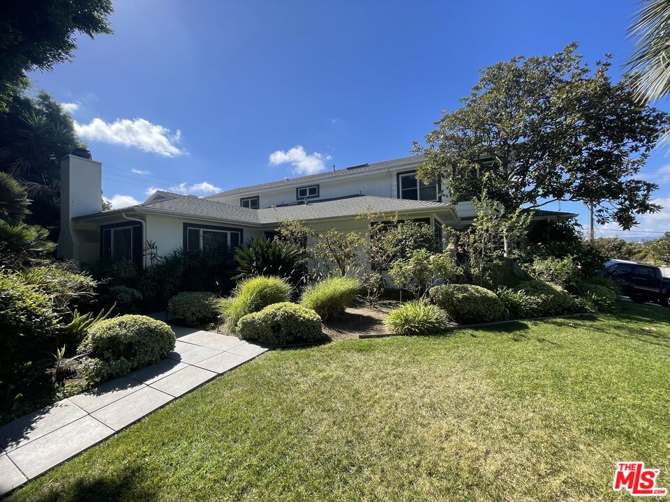 9500 Cresta Drive Los Angeles, CA 90035 - Photo 3 of 13 a view of a house with backyard and garden
