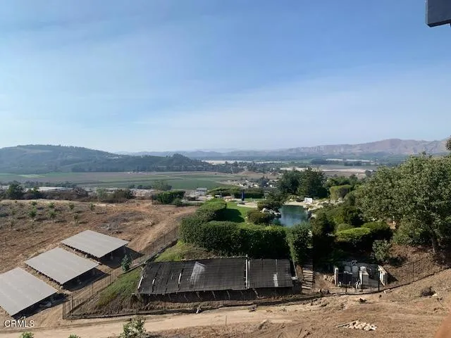 a view of a backyard with of water