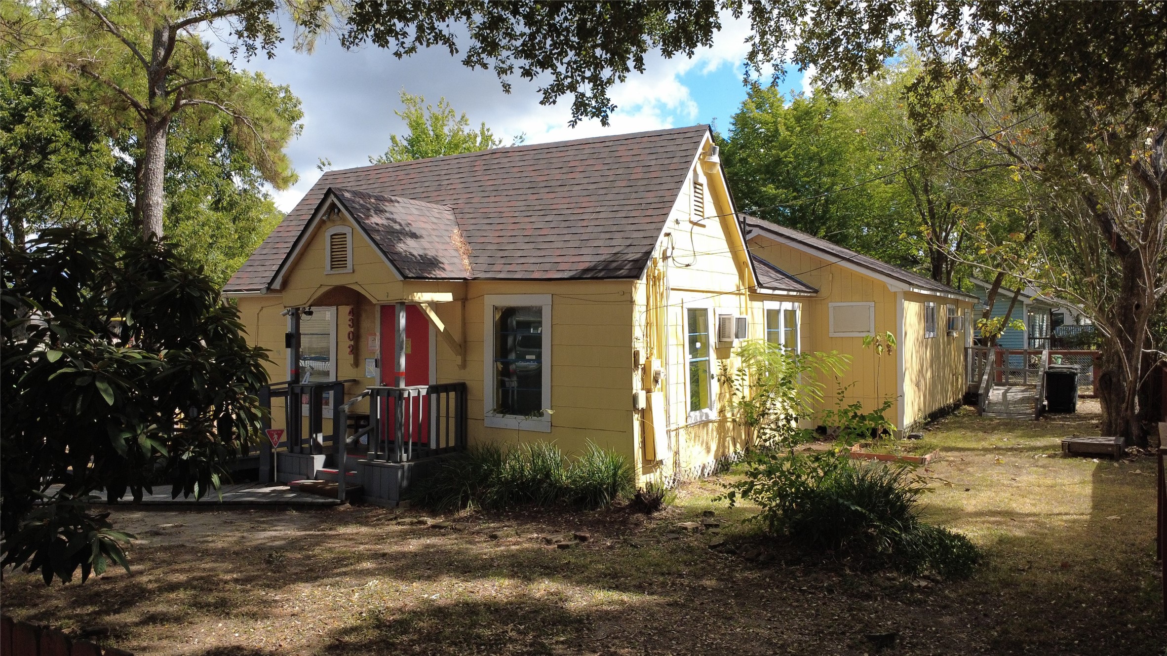 a view of a house with a yard
